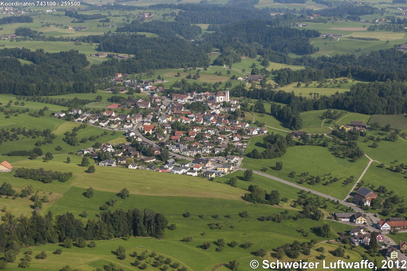 Südöstlich von Bischofszell Barocke Rundkirche St. Johannes in Bernhardzell. Sie gilt als schönstes Bauwerk dieser Art in der Ostschweiz.